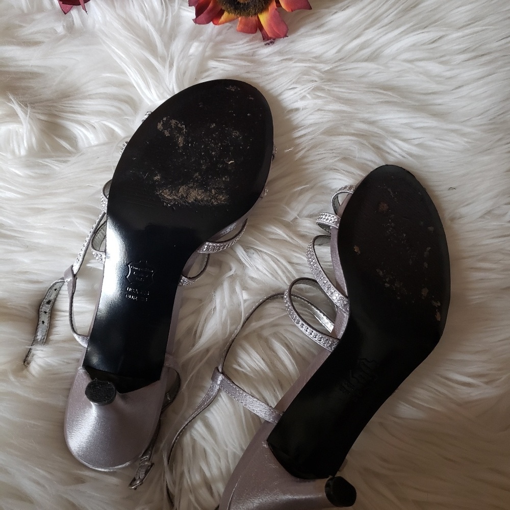 Silver Heels - Picture 3 of 4